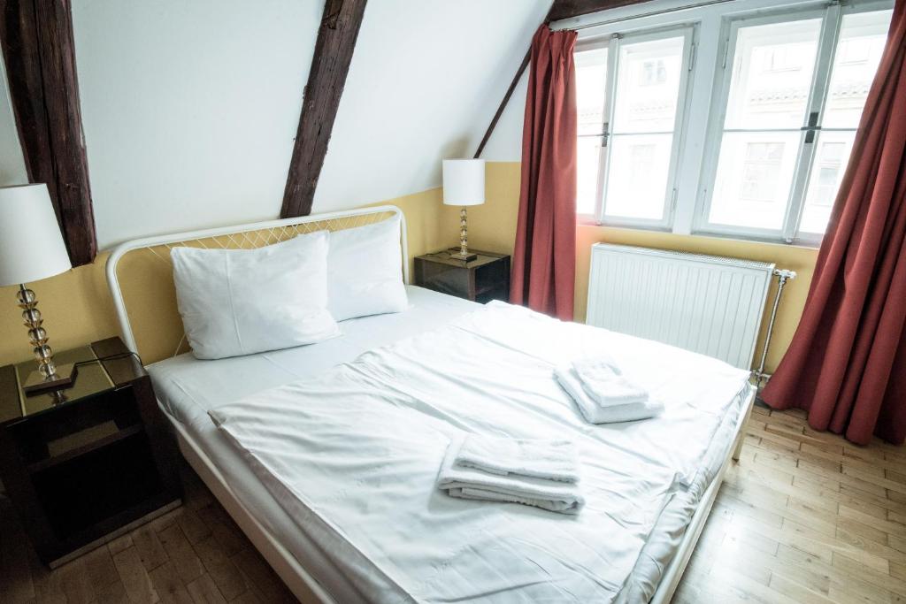 Postel nebo postele na pokoji v ubytování Charles Bridge Hostel & Apartments