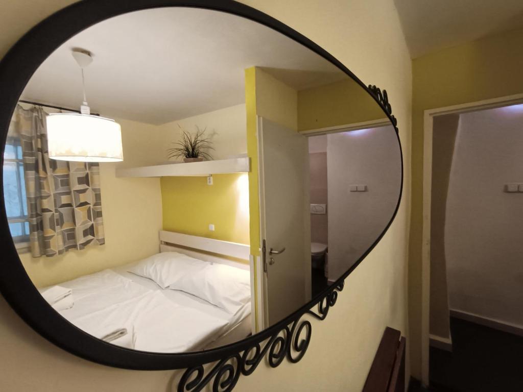 Postel nebo postele na pokoji v ubytování Charles Bridge Hostel & Apartments