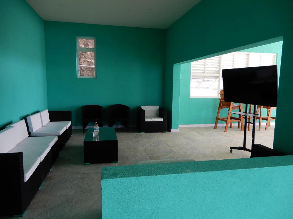 TV a/nebo společenská místnost v ubytování Oistins Bayview Apartments