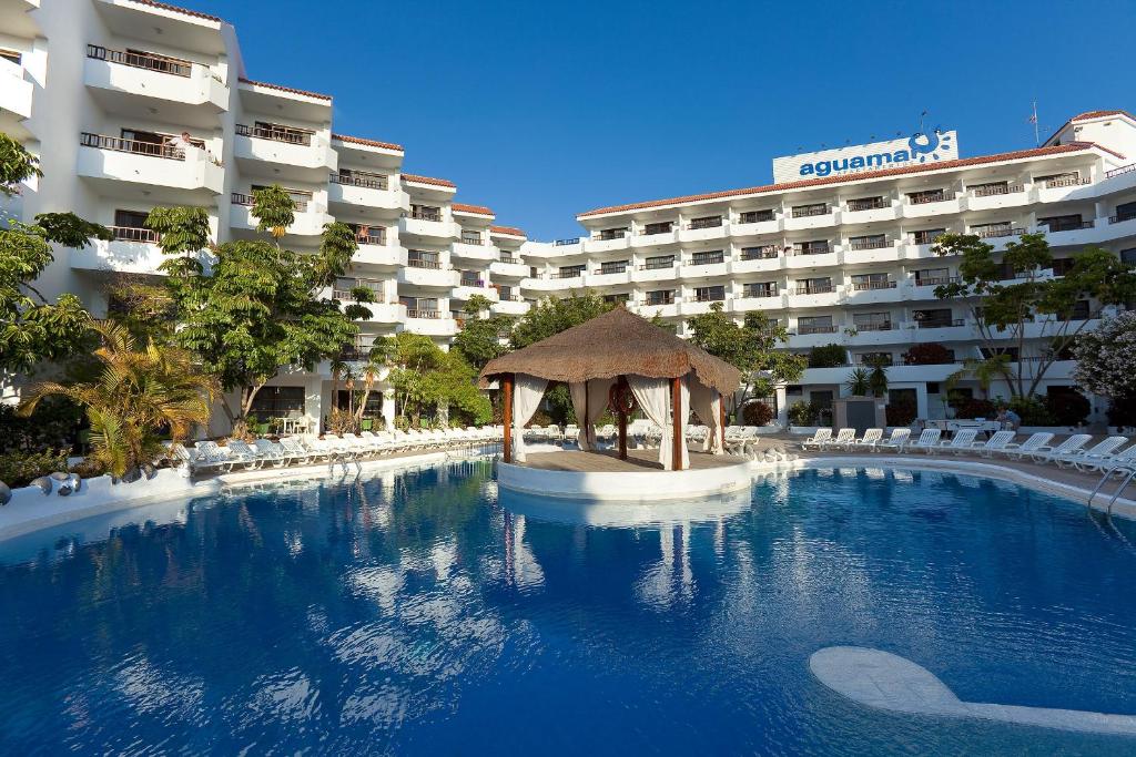 una gran piscina frente a un hotel en Aguamar Apartamentos, Los Cristianos Downtown, en Los Cristianos