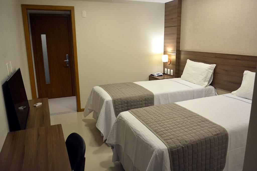 Postel nebo postele na pokoji v ubytování Pituba Praiamar Hotel