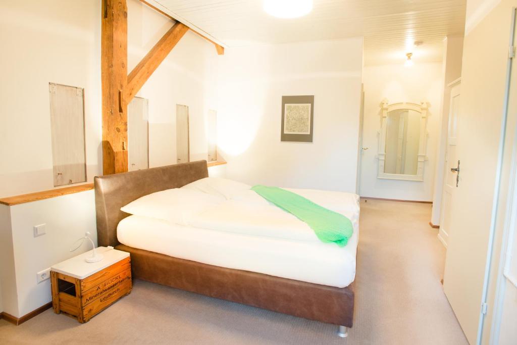 Postel nebo postele na pokoji v ubytování Allgäuer Genusshotel und Historischer Dorfgasthof Hirsch