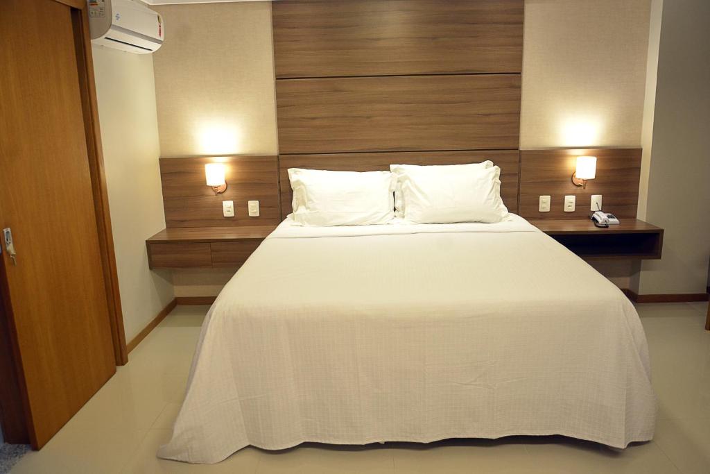 Postel nebo postele na pokoji v ubytování Pituba Praiamar Hotel