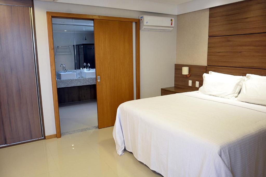 Postel nebo postele na pokoji v ubytování Pituba Praiamar Hotel