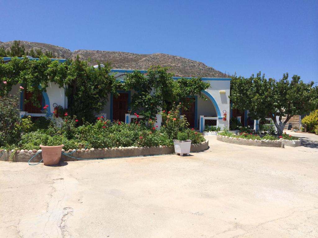 ein Haus mit Blumen und Pflanzen davor in der Unterkunft Mihalis Studios in Karpathos