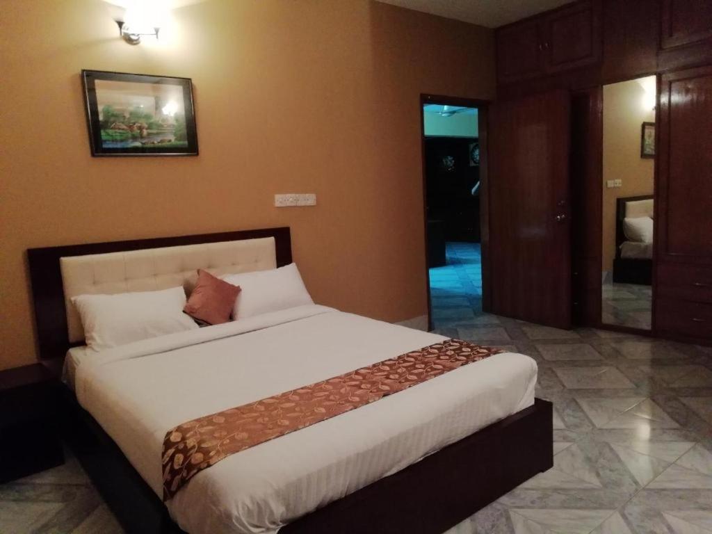 - une chambre avec un grand lit dans l'établissement Maple Crest Service Apartment, à Dhaka