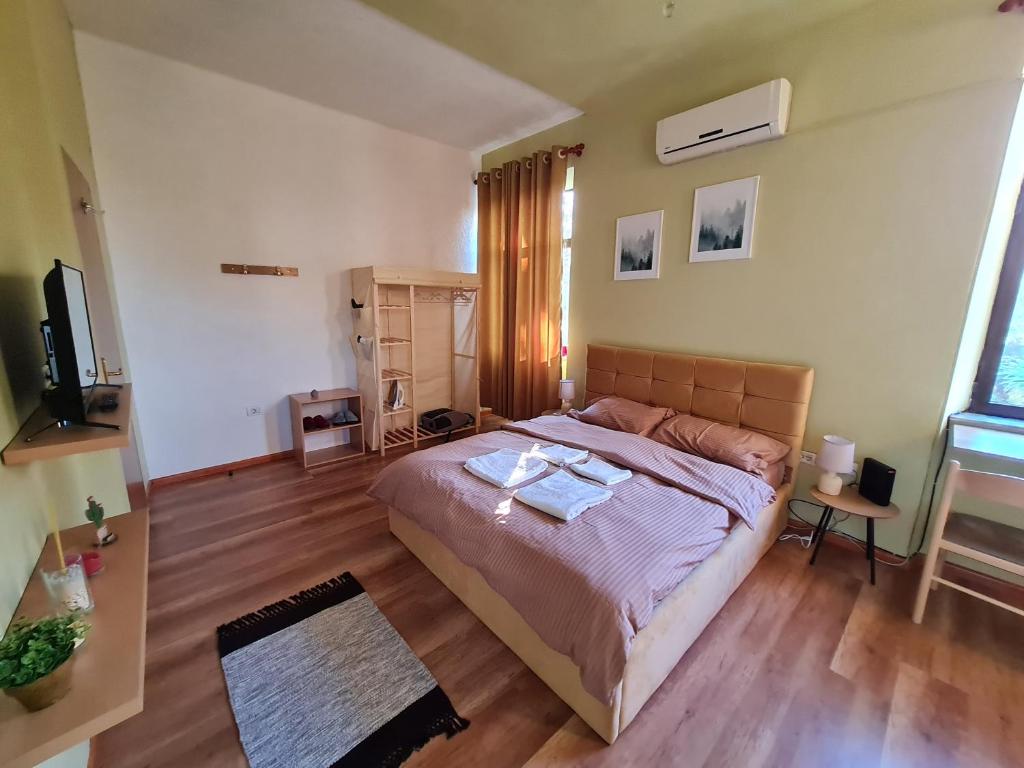 Ex-Block District charming studio apartment with treeish sorrounding view! - Imazhi 1