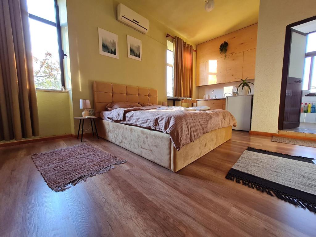 Ex-Block District charming studio apartment with treeish sorrounding view! - Imazhi 3