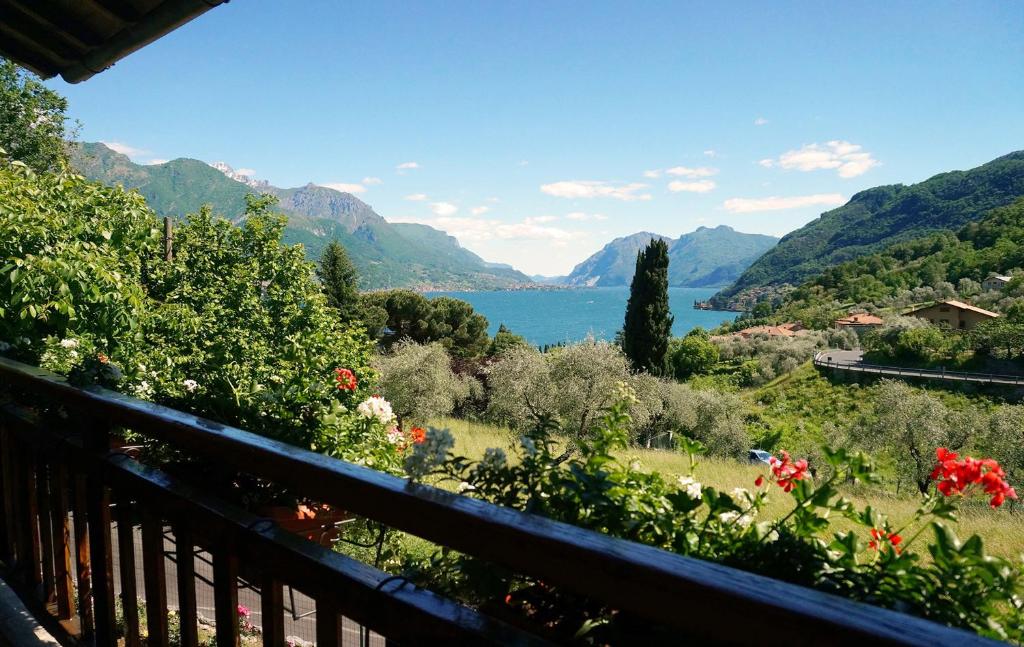 - Balcón con vistas al lago en Bellagio's Sunrise, en Bellagio