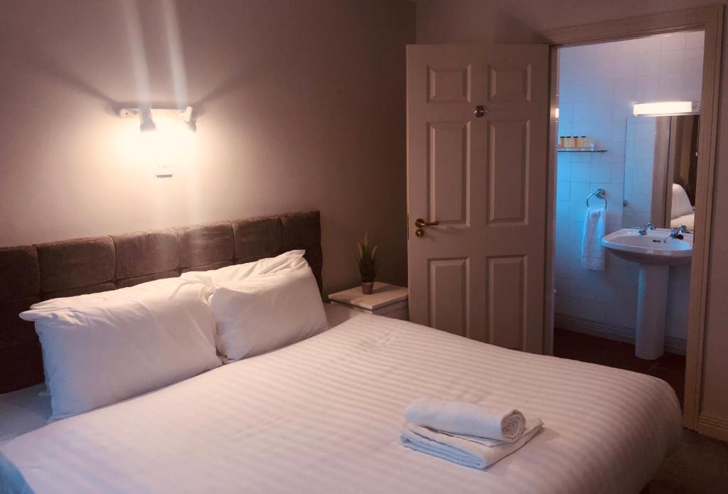 En eller flere senger på et rom på Atlantic Hotel