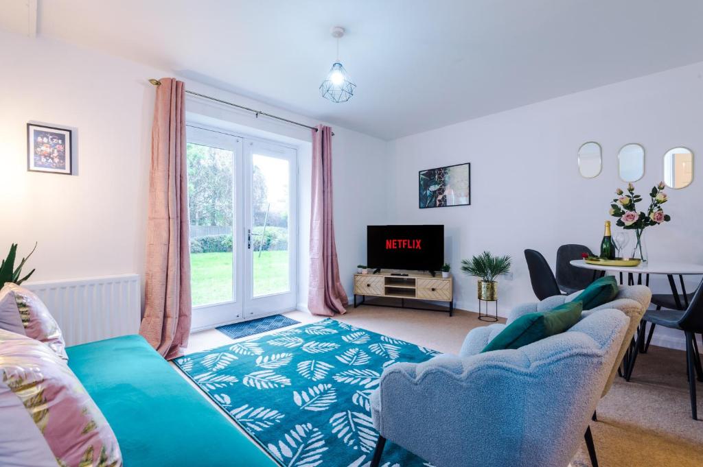 uma sala de estar com um sofá e uma televisão em Goldsmith Serviced Apartment Coventry em Coventry