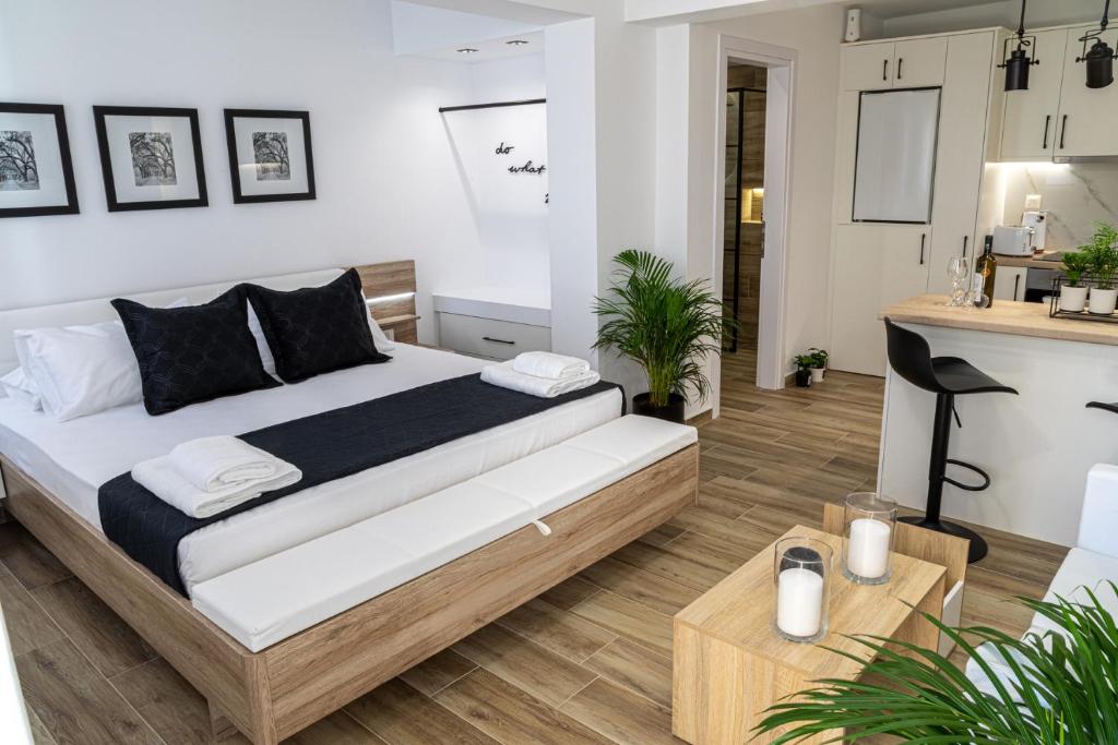 een slaapkamer met een groot bed en een keuken bij Stipa luxury apartment in Tolo
