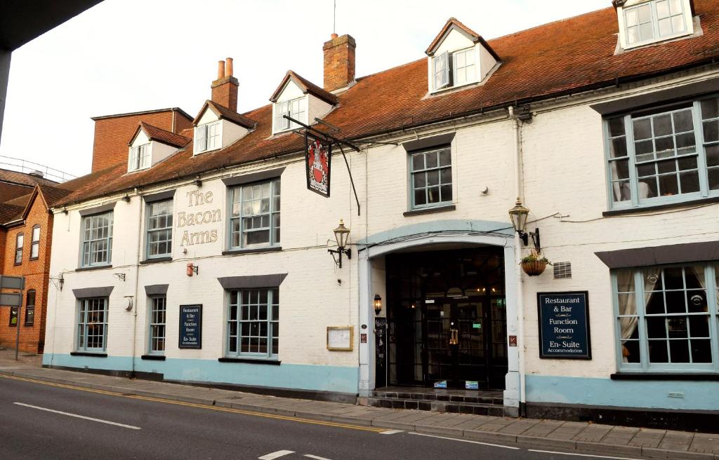 a white building on the side of a street at Bacon Arms, Newbury in Newbury