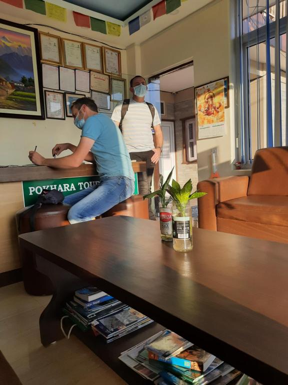 Gestir sem dvelja á Pokhara Tourist Home