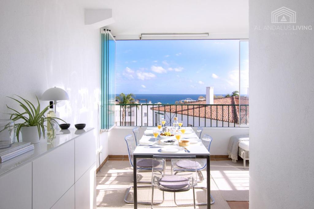 Balkón nebo terasa v ubytování Scandinavian style apartment with amazing sea views and south west facing sunny terrace in Miraflores walking distance to the beach!