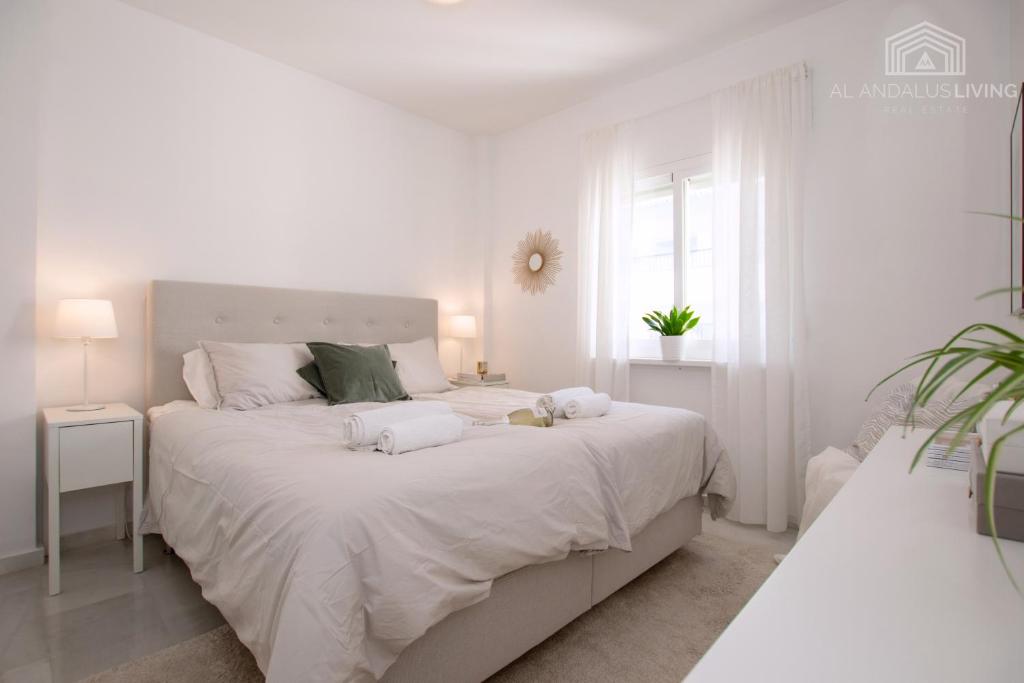 Postel nebo postele na pokoji v ubytování Scandinavian style apartment with amazing sea views and south west facing sunny terrace in Miraflores walking distance to the beach!
