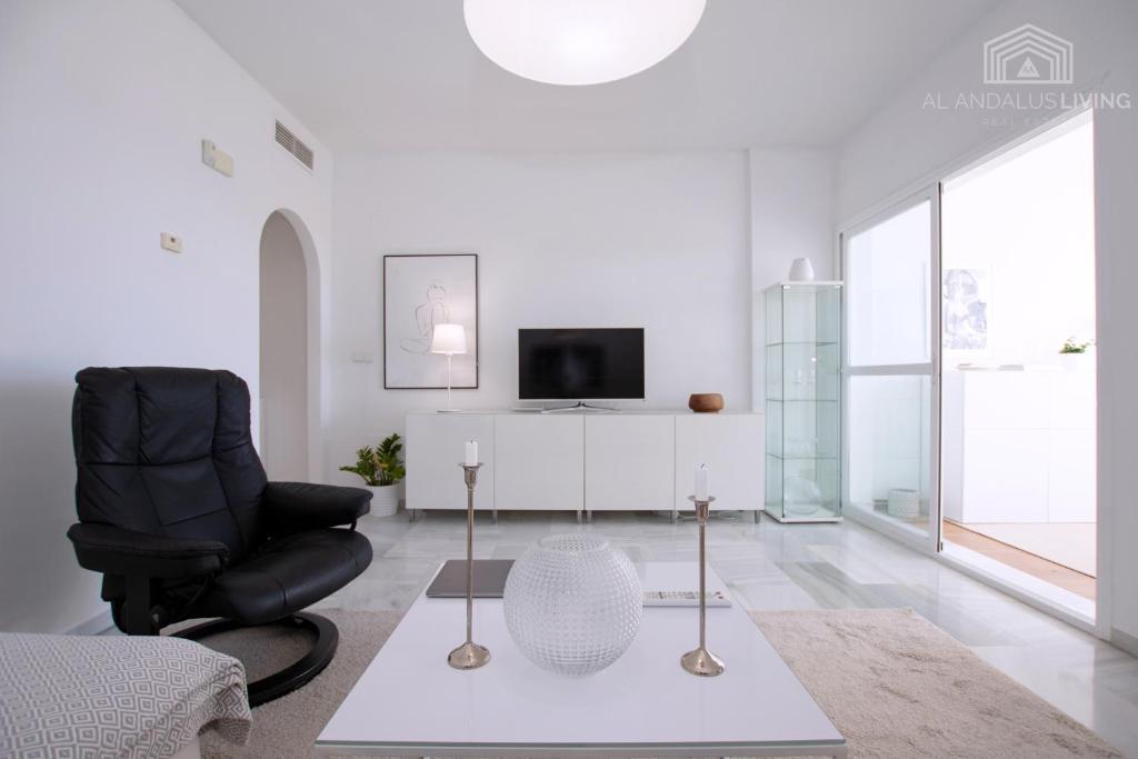 TV a/nebo společenská místnost v ubytování Scandinavian style apartment with amazing sea views and south west facing sunny terrace in Miraflores walking distance to the beach!