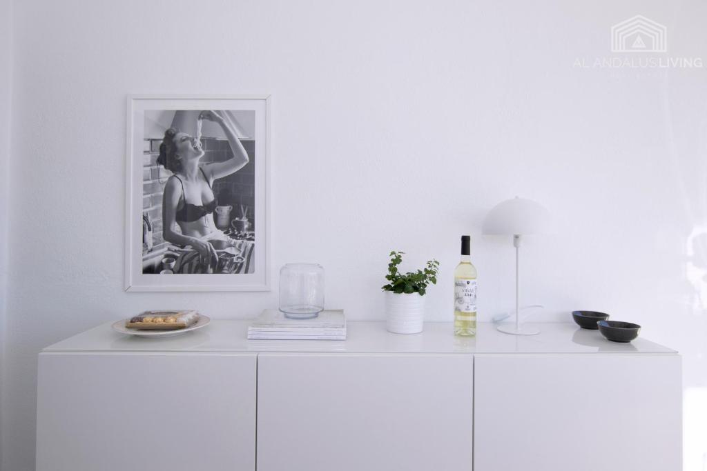 Nápoje v ubytování Scandinavian style apartment with amazing sea views and south west facing sunny terrace in Miraflores walking distance to the beach!
