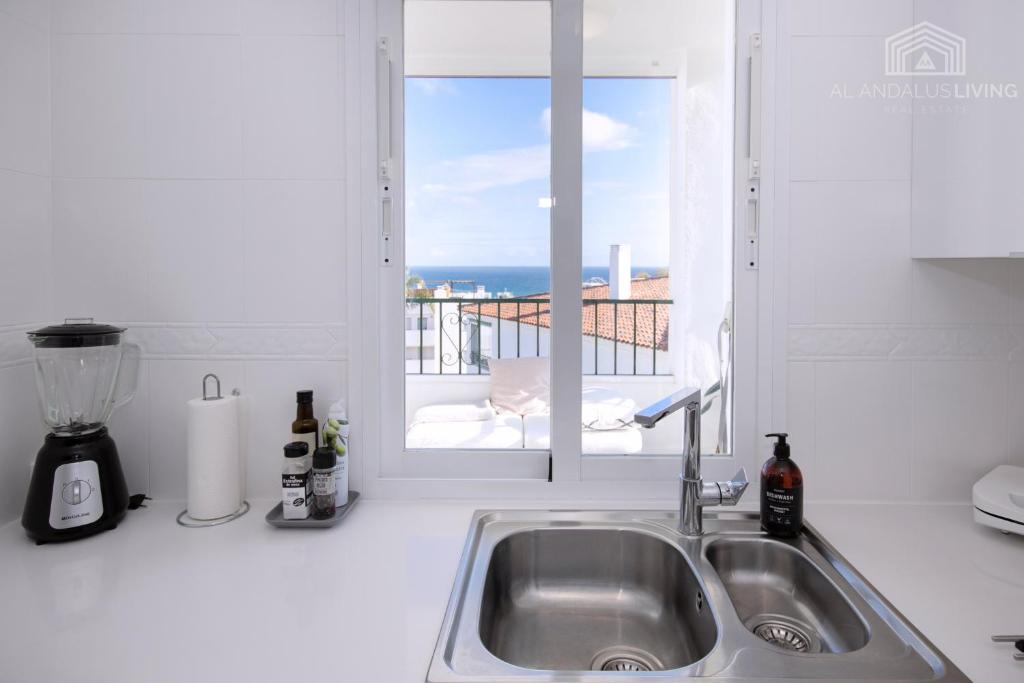 Kuchyň nebo kuchyňský kout v ubytování Scandinavian style apartment with amazing sea views and south west facing sunny terrace in Miraflores walking distance to the beach!