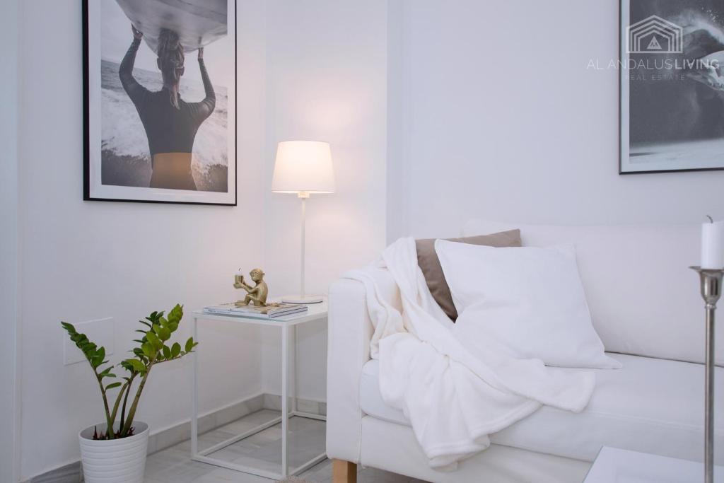 Posezení v ubytování Scandinavian style apartment with amazing sea views and south west facing sunny terrace in Miraflores walking distance to the beach!