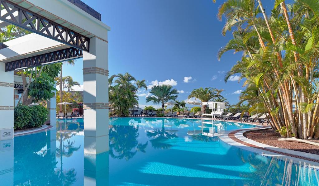 Bazén v ubytování H10 Costa Adeje Palace nebo v jeho okolí