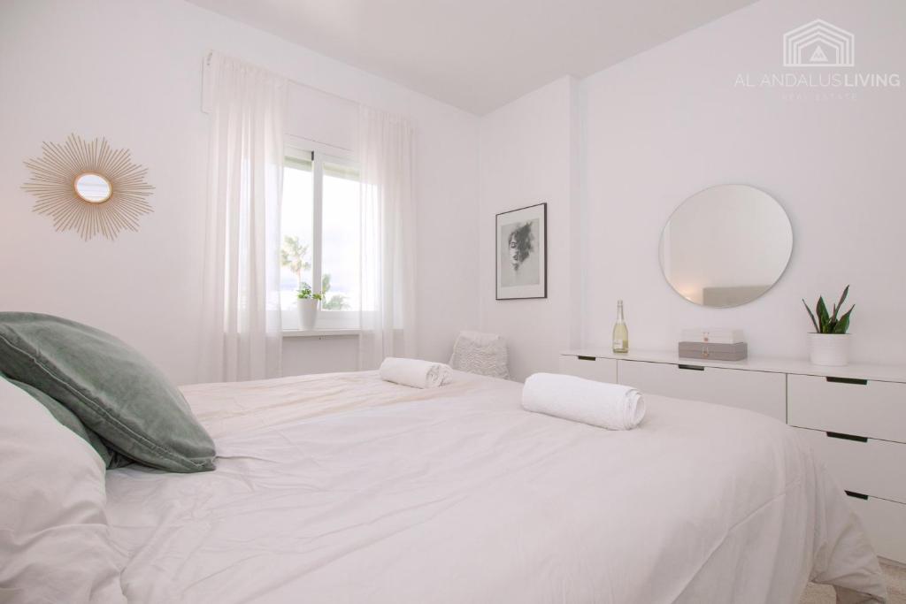 Postel nebo postele na pokoji v ubytování Scandinavian style apartment with amazing sea views and south west facing sunny terrace in Miraflores walking distance to the beach!
