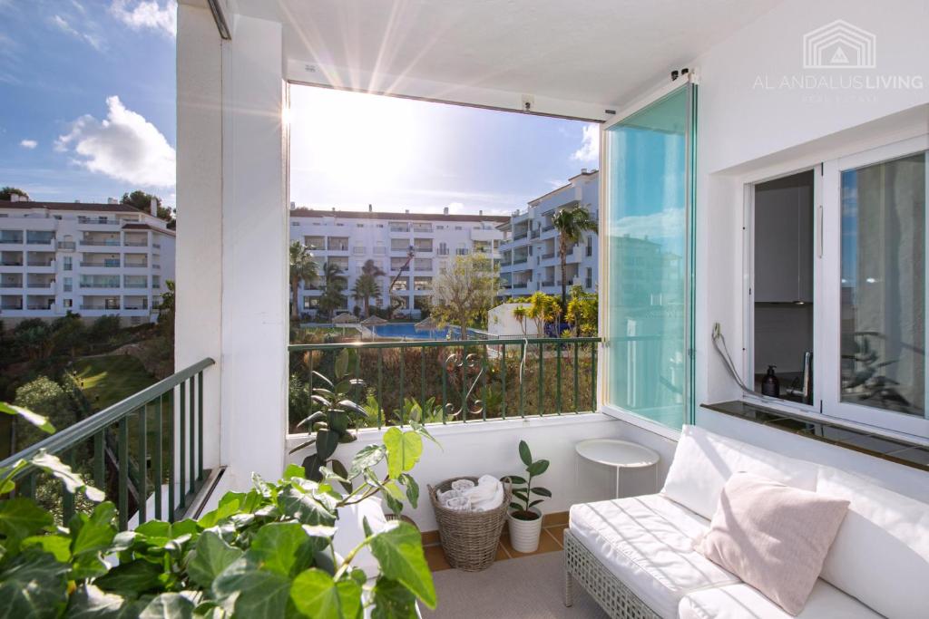 Balkón nebo terasa v ubytování Scandinavian style apartment with amazing sea views and south west facing sunny terrace in Miraflores walking distance to the beach!