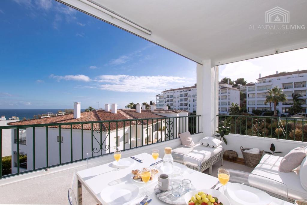 Balkón nebo terasa v ubytování Scandinavian style apartment with amazing sea views and south west facing sunny terrace in Miraflores walking distance to the beach!