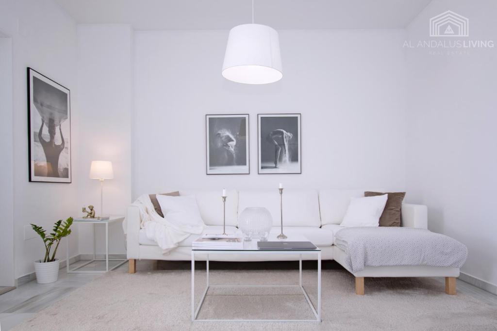 Posezení v ubytování Scandinavian style apartment with amazing sea views and south west facing sunny terrace in Miraflores walking distance to the beach!
