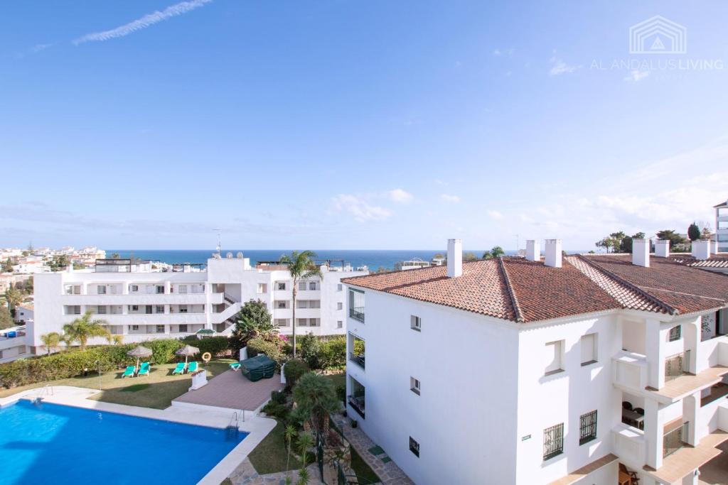 Bazén v ubytování Scandinavian style apartment with amazing sea views and south west facing sunny terrace in Miraflores walking distance to the beach! nebo v jeho okolí