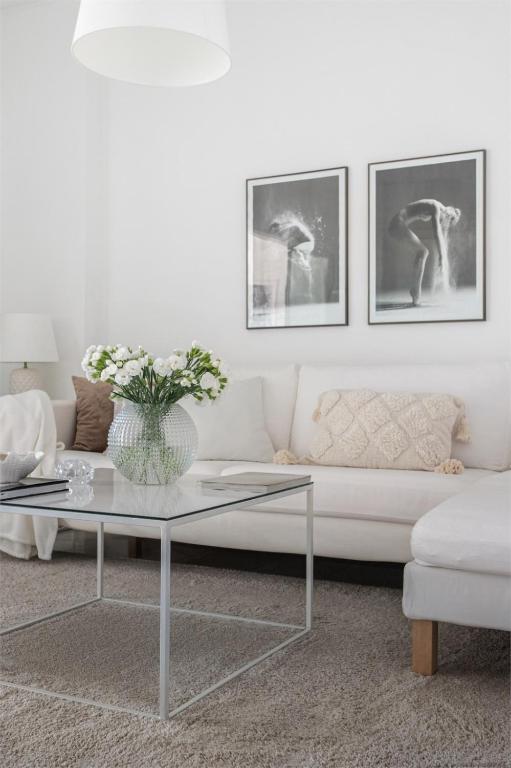 Posezení v ubytování Scandinavian style apartment with amazing sea views and south west facing sunny terrace in Miraflores walking distance to the beach!