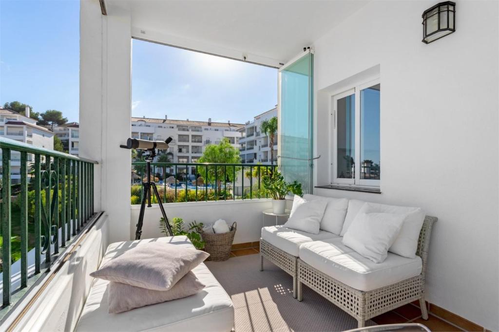 Balkón nebo terasa v ubytování Scandinavian style apartment with amazing sea views and south west facing sunny terrace in Miraflores walking distance to the beach!