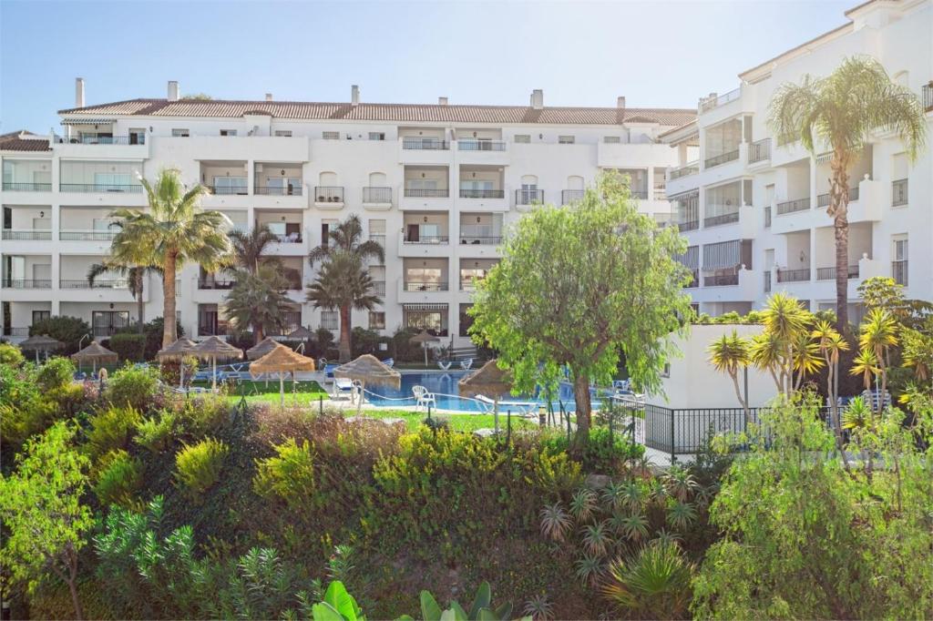 Bazén v ubytování Scandinavian style apartment with amazing sea views and south west facing sunny terrace in Miraflores walking distance to the beach! nebo v jeho okolí