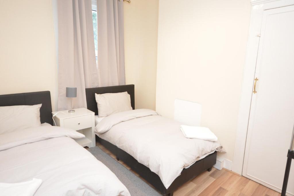 Cheerful 4 bedroom House in greater London - Four-Bedroom House