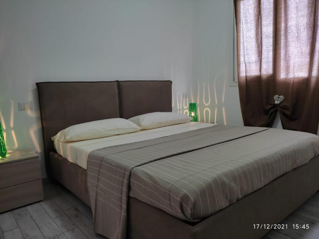 een slaapkamer met een groot bed met witte lakens bij Ca'Claudia Boavista in Sal Rei