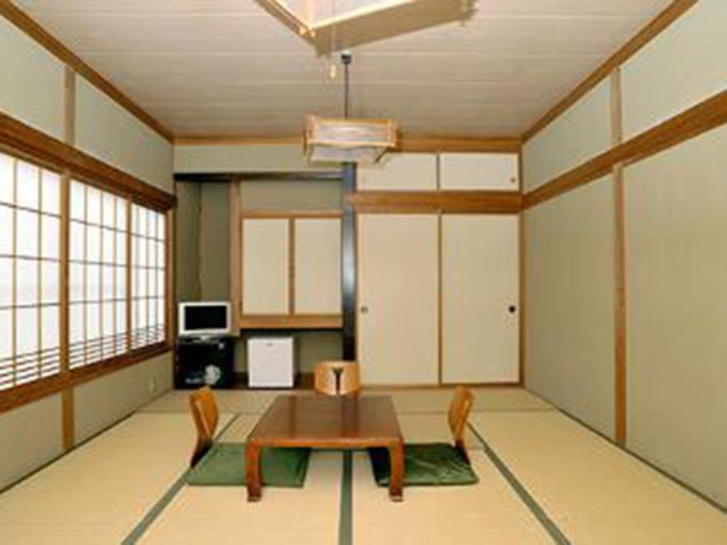 松本市にあるRyokan Seifuso - Vacation STAY 02208vの部屋の中にテーブルと椅子があるダイニングルーム