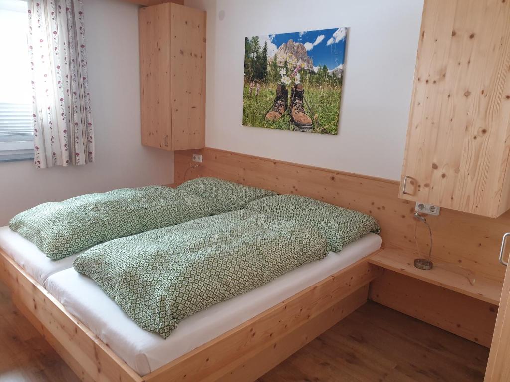 A bed or beds in a room at Haus Renswouw