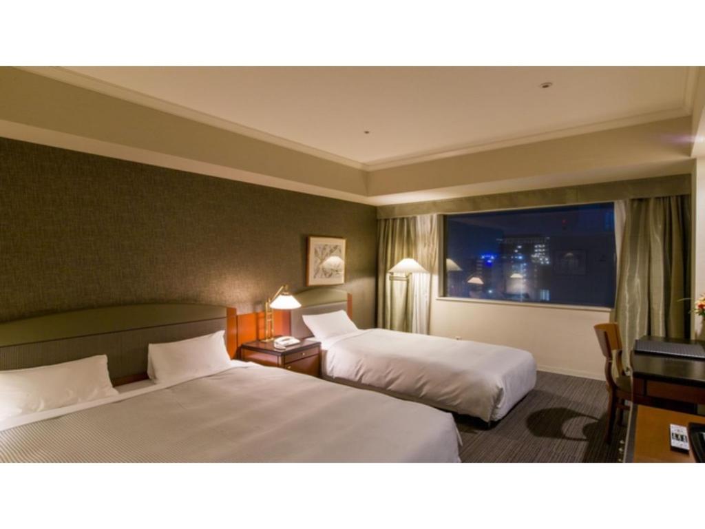 um quarto de hotel com duas camas e uma janela em The QUBE Hotel Chiba - Vacation STAY 02243v em Chiba