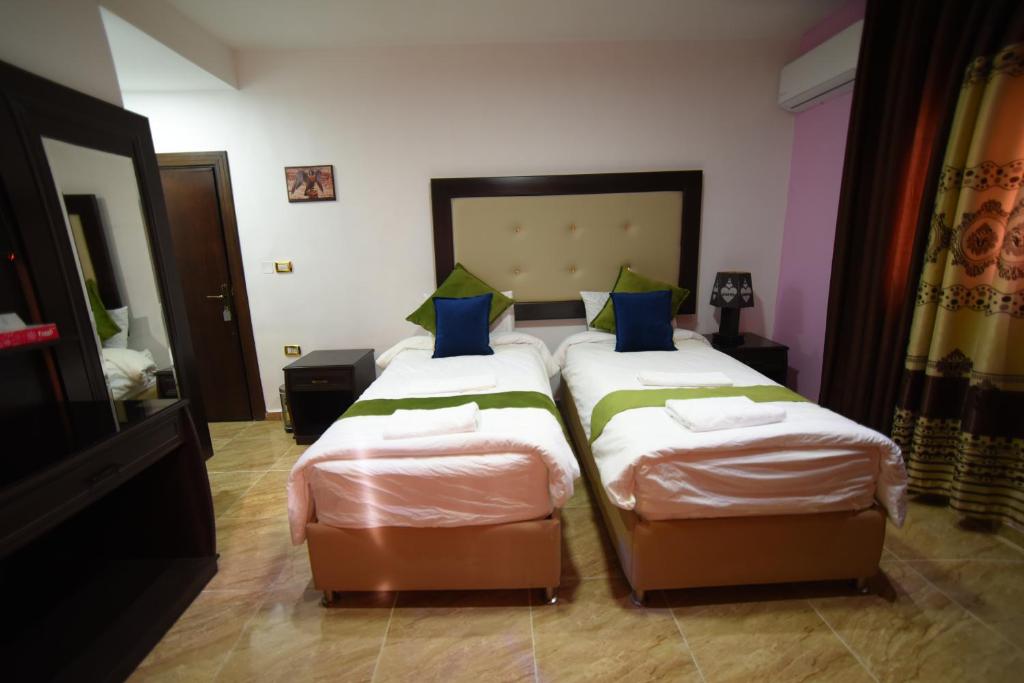 Postel nebo postele na pokoji v ubytování Petra Guests Hotel
