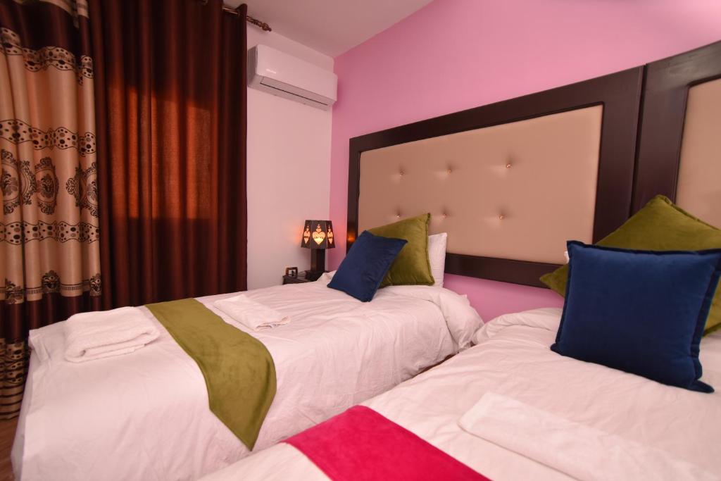 Postel nebo postele na pokoji v ubytování Petra Guests Hotel