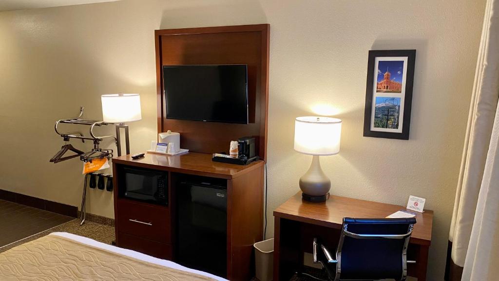 Postel nebo postele na pokoji v ubytování Comfort Inn I-17 & I-40