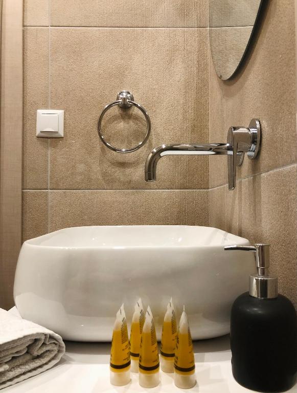 J Villara's Luxury Suites - 7