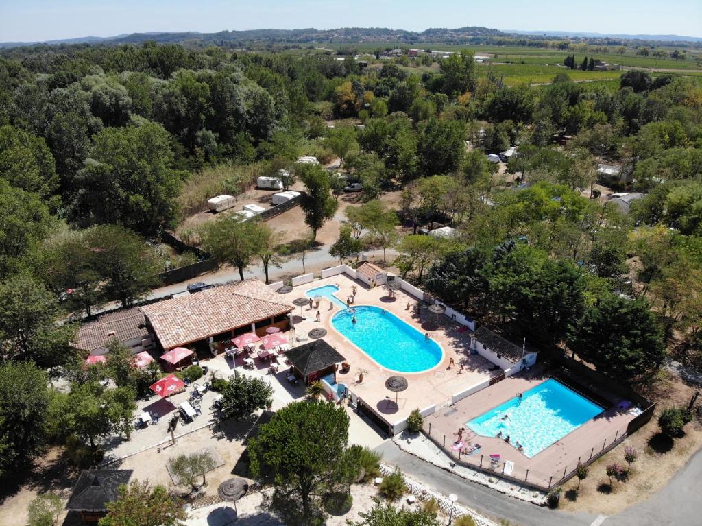 - une vue aérienne sur un complexe avec une piscine dans l'établissement camping le Fief d'Anduze, à Anduze