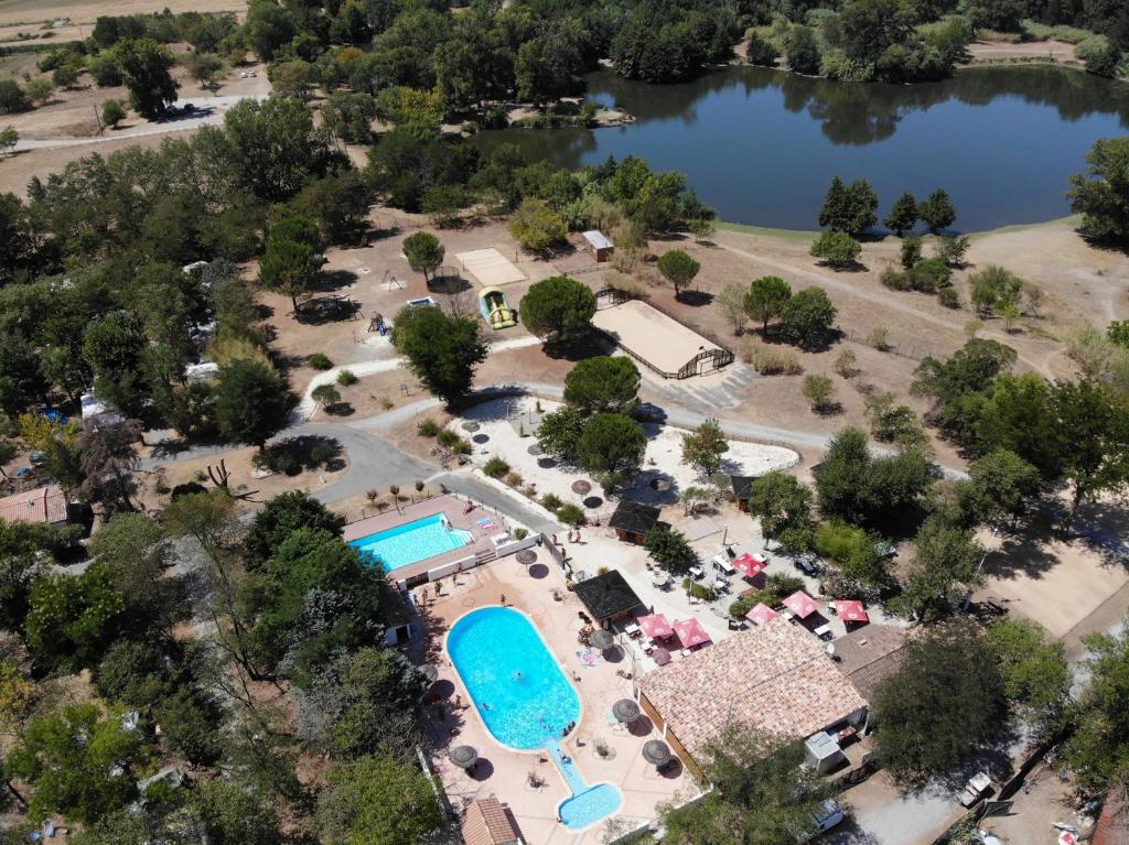 Bazén v ubytování camping le Fief d'Anduze nebo v jeho okolí