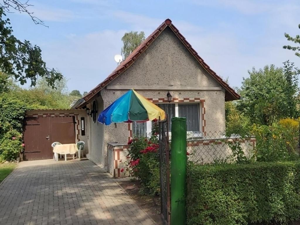 una casa con una oveja parada fuera de ella en Ferienhaus Schöne in Lebbin en Groß Teetzleben