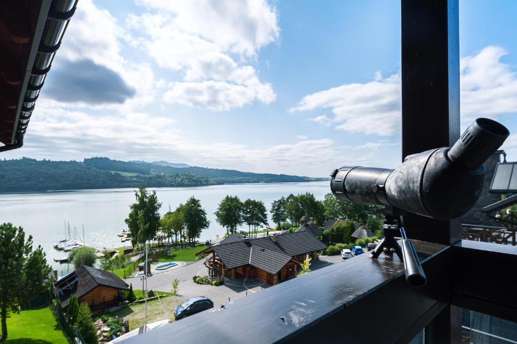 kamera na dachu budynku z widokiem na jezioro w obiekcie Apartament Czorsztyn Lake & Ski w Czorsztynie