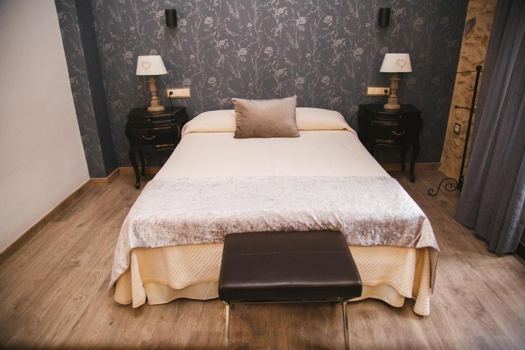 Postel nebo postele na pokoji v ubytování LA CASONA DE BAUTISTA 4 estrellas con piscina montanchez CACERES