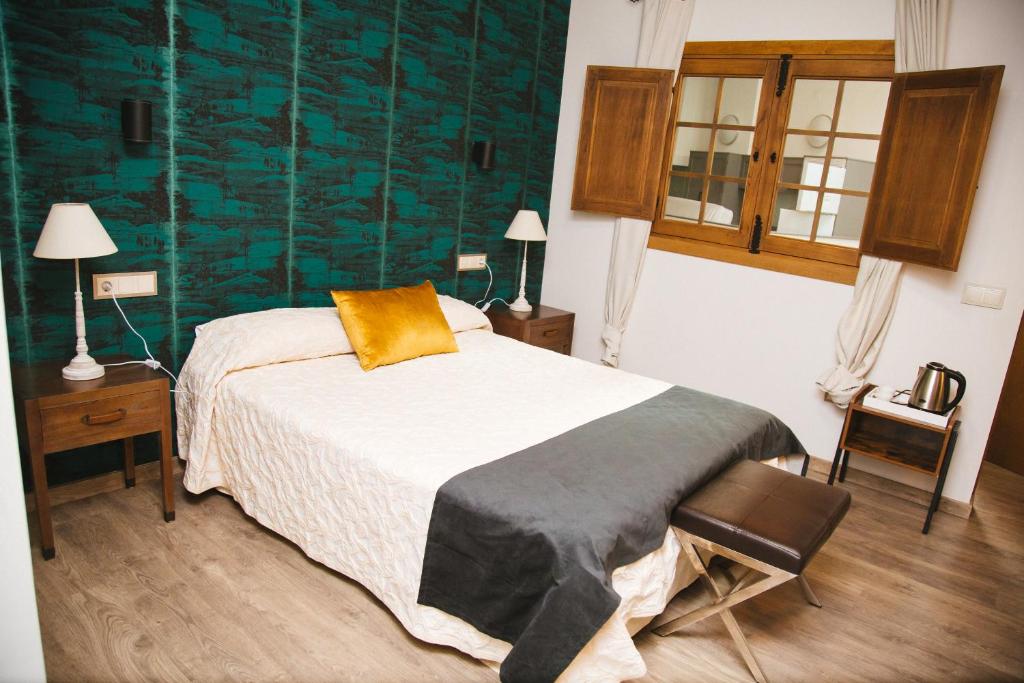 Postel nebo postele na pokoji v ubytování LA CASONA DE BAUTISTA 4 estrellas con piscina montanchez CACERES