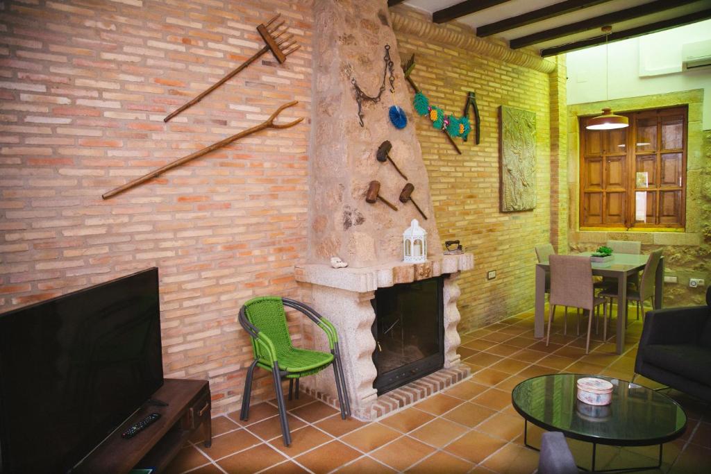 Posezení v ubytování LA CASONA DE BAUTISTA 4 estrellas con piscina montanchez CACERES