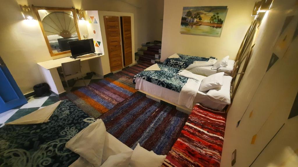 Postel nebo postele na pokoji v ubytování Hllol Hotel Abu Simbel